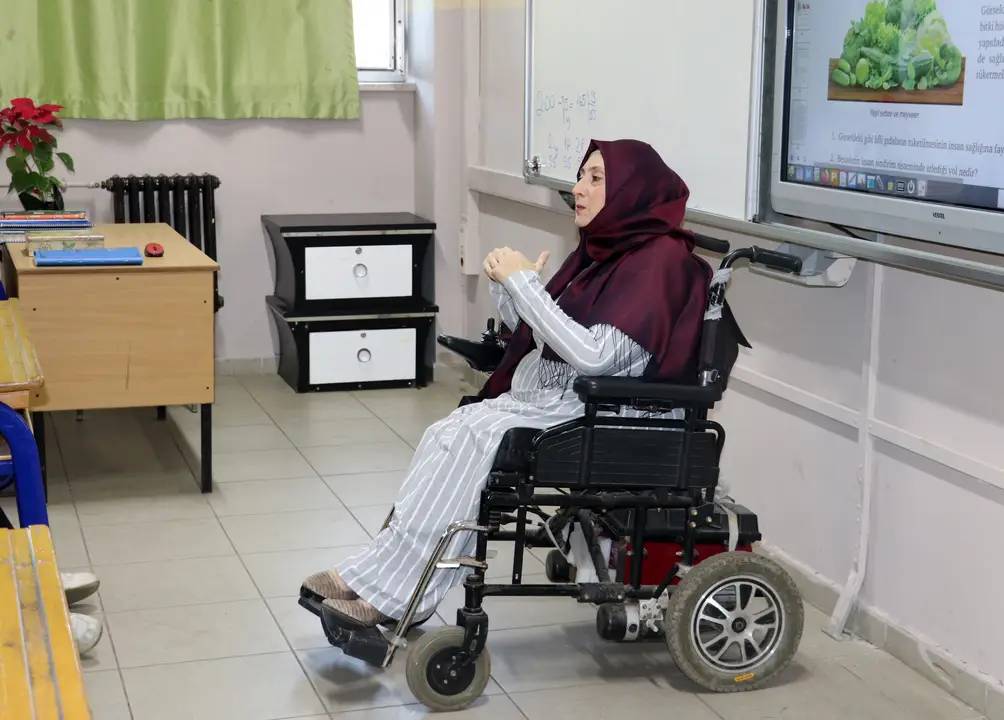 Antalya’da Engelli Öğretmenin Azmi: Asansör 2 Aydır Arızalı, Dersler Devam Ediyor 2